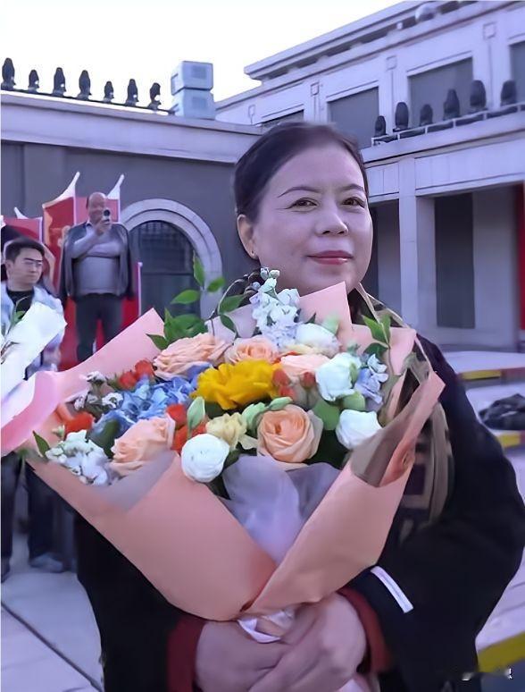 许妈姚爸到陕西延安这事儿看得人心里真暖当地那接待太走心了鲜花捧着,无人机从