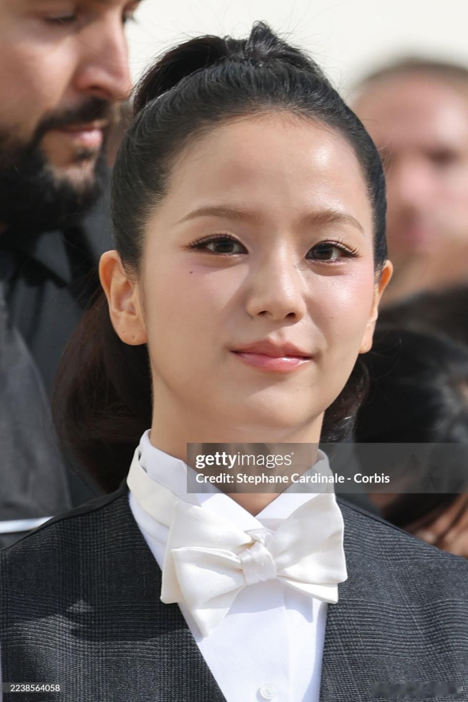 Dior连发4条迪丽热巴爱丽丝说巴穿的是彩色衣服，他们穿的都是黑白，迪奥大秀待遇