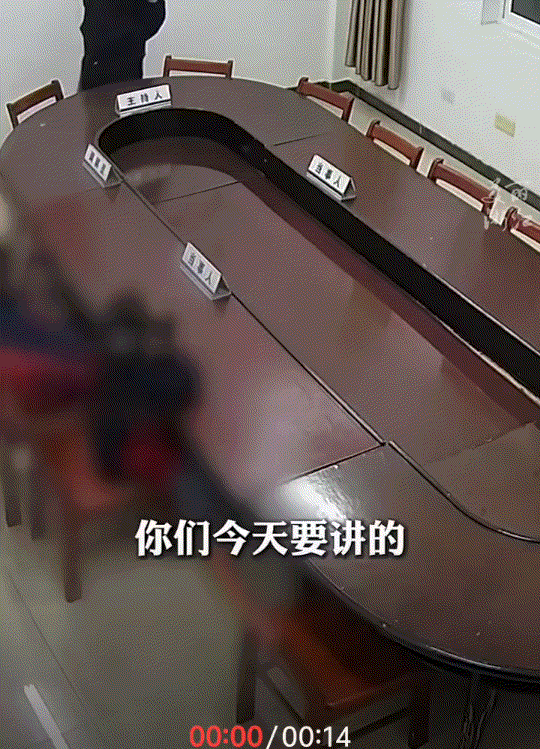 笑不活了，浙江丽水，七名小学生一起在派出所附近玩时，因为极小的语言冲突起了争执，