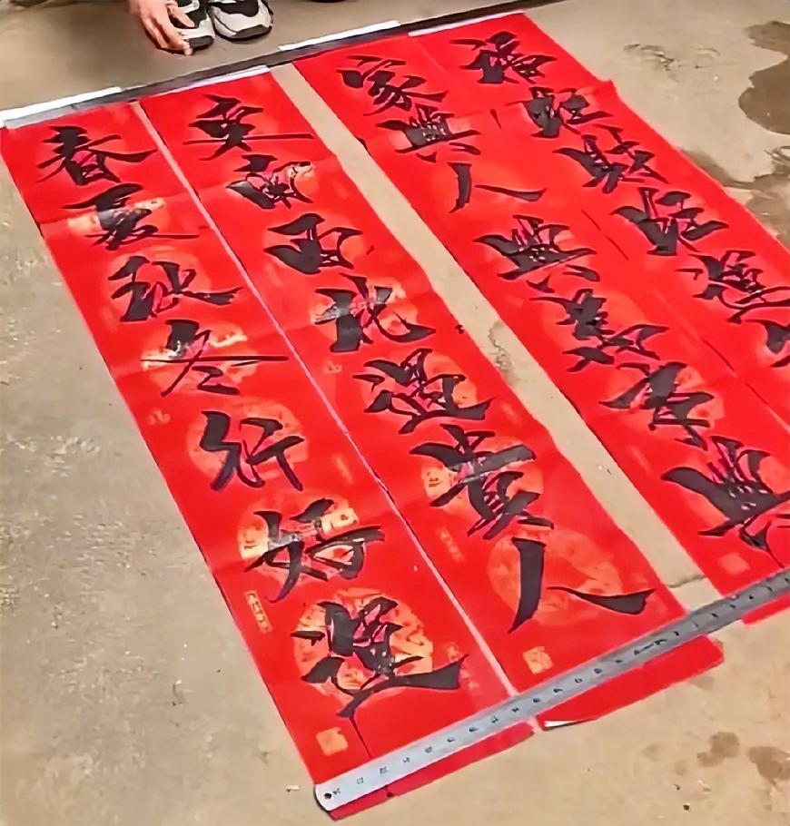 李明同学火爆全网，好像与书法有关，但是又好似无关。因为如果是一位成年人写这样的字
