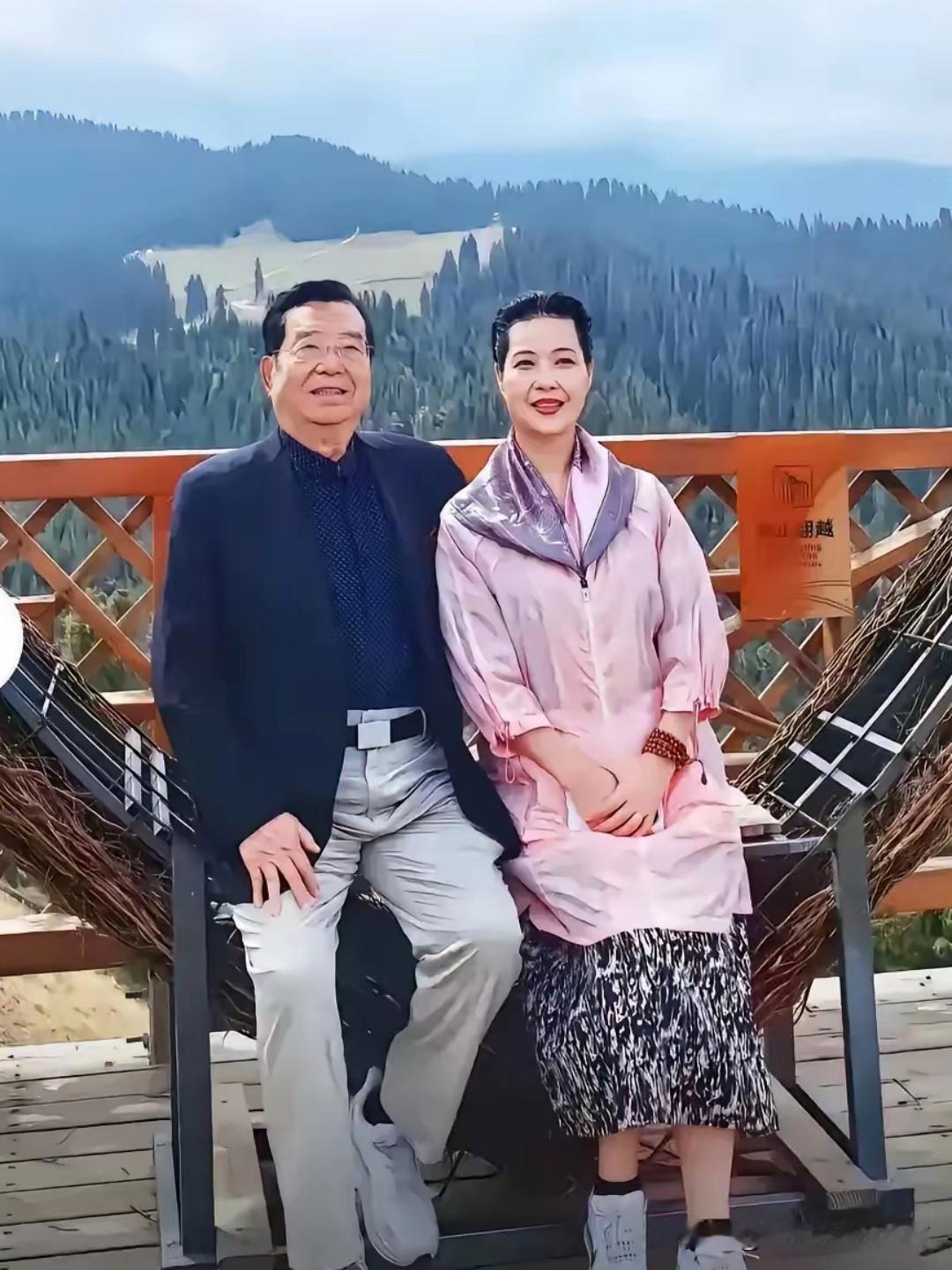 50多岁的梦鸽还这么有气质，保养的真不错，她是属于小脸的女人，一身素雅黑色长裙，