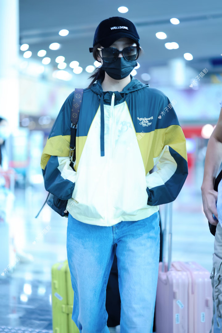 关晓彤彤姐机场ootd[墨镜][墨镜][墨镜]​​​