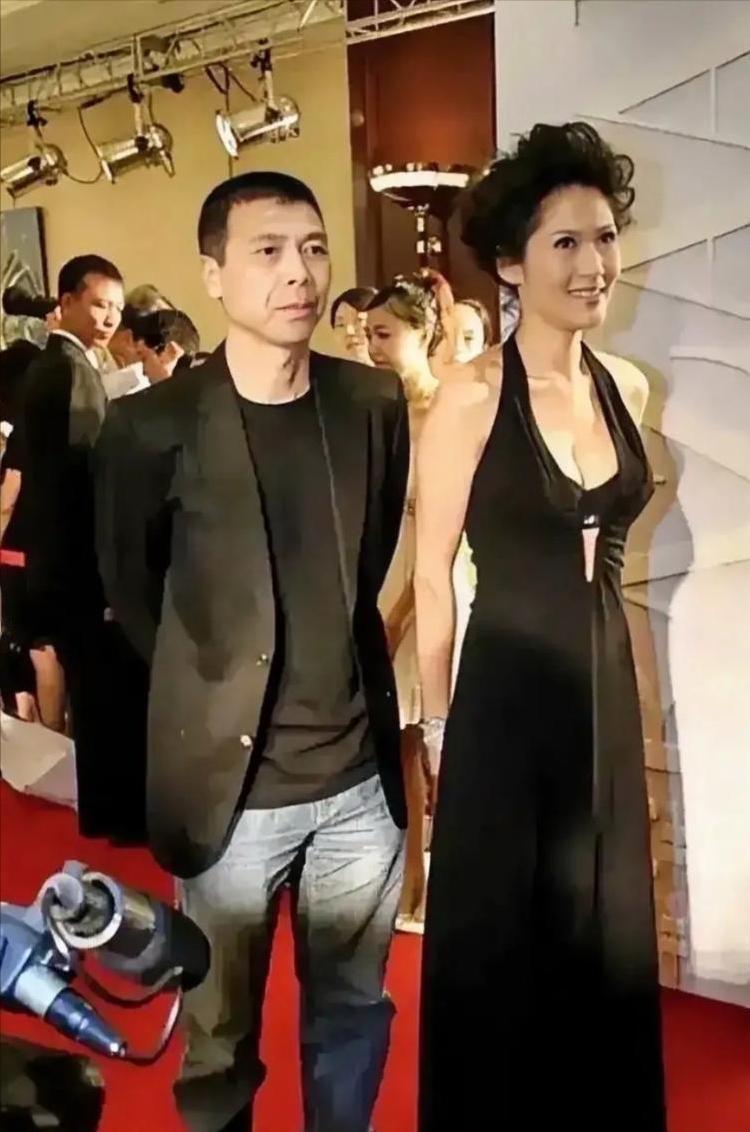 2009年，冯小刚与小演员沈星共处一室，天亮两人才一起离开。事情曝光后，作为妻子