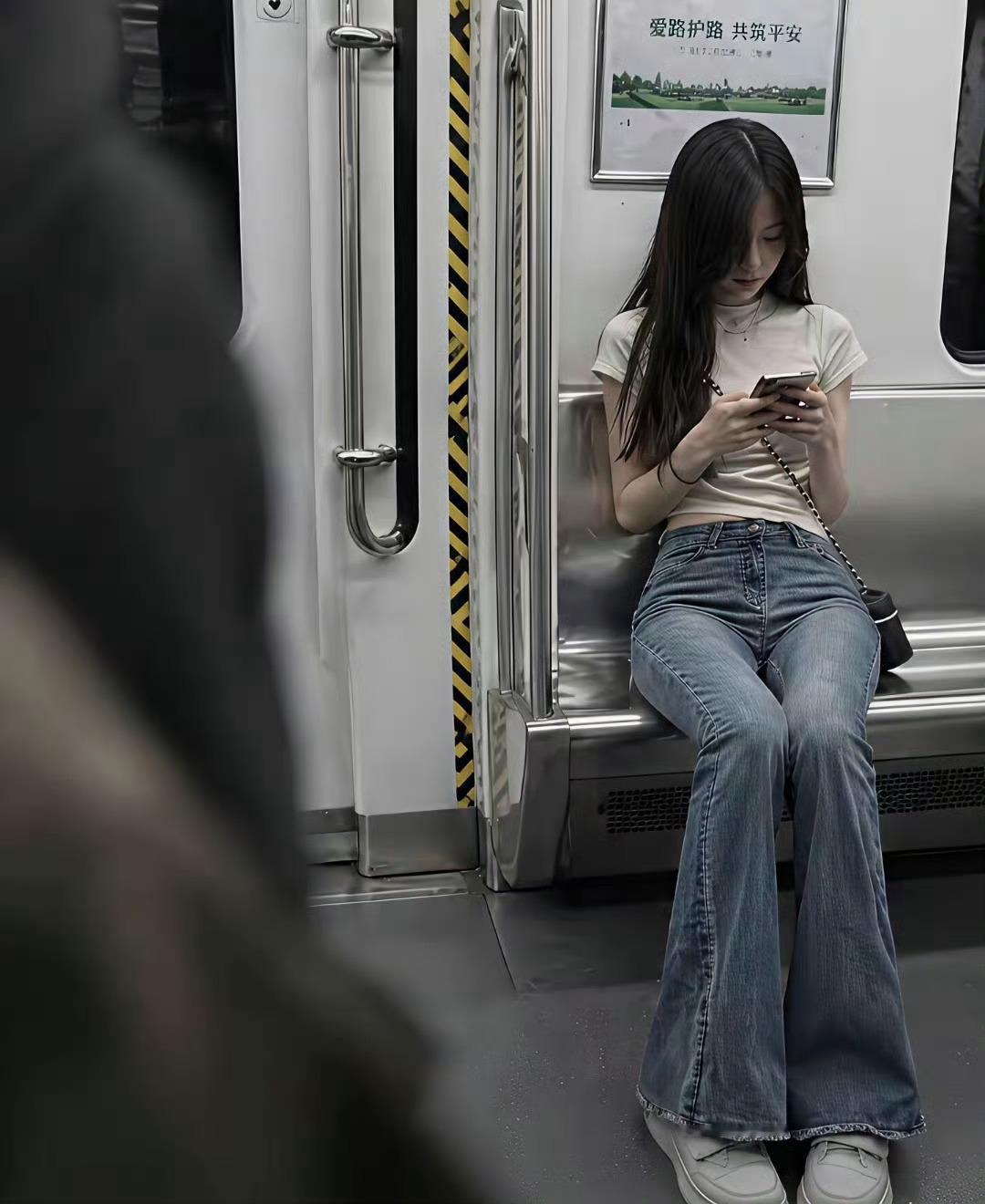 地铁上遇到一位女生，怎么上去搭讪？🤒