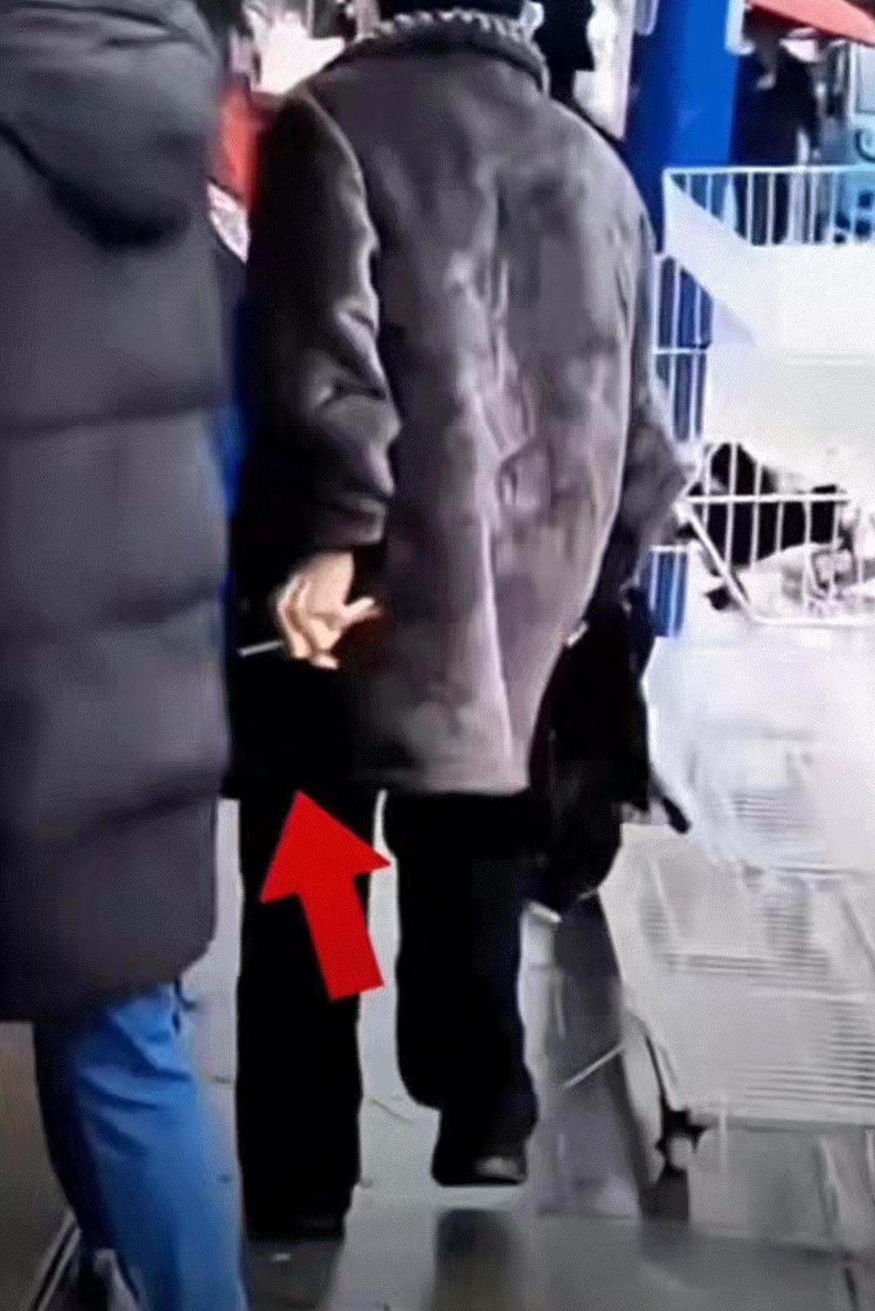 湖北恩施街头，一名老人右手撑着雨伞，左手暗藏尖锐物，专门挑学生小孩和女性下手戳刺