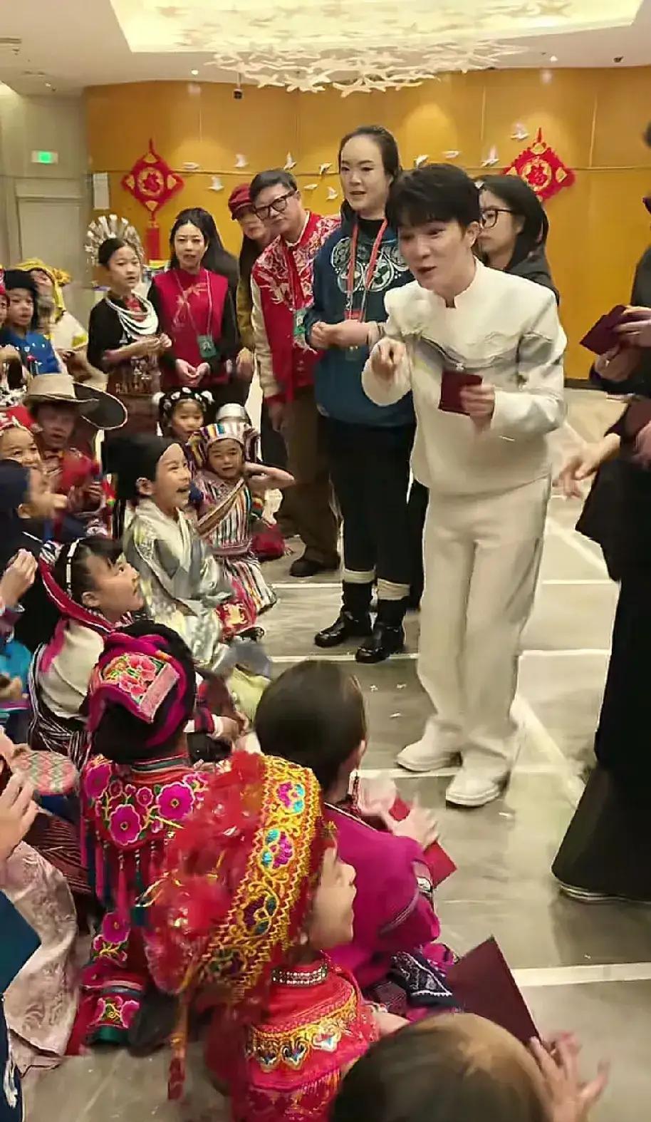 别再只盯着明星光环了。周深给春晚伴舞孩子发红包这事，直接戳破了多少人对“顶级流