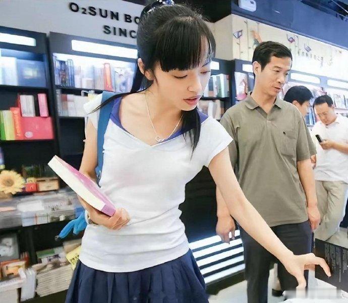 天呐！看到姚晨27年前的大学照，才懂凌潇肃为啥会一见钟情了
