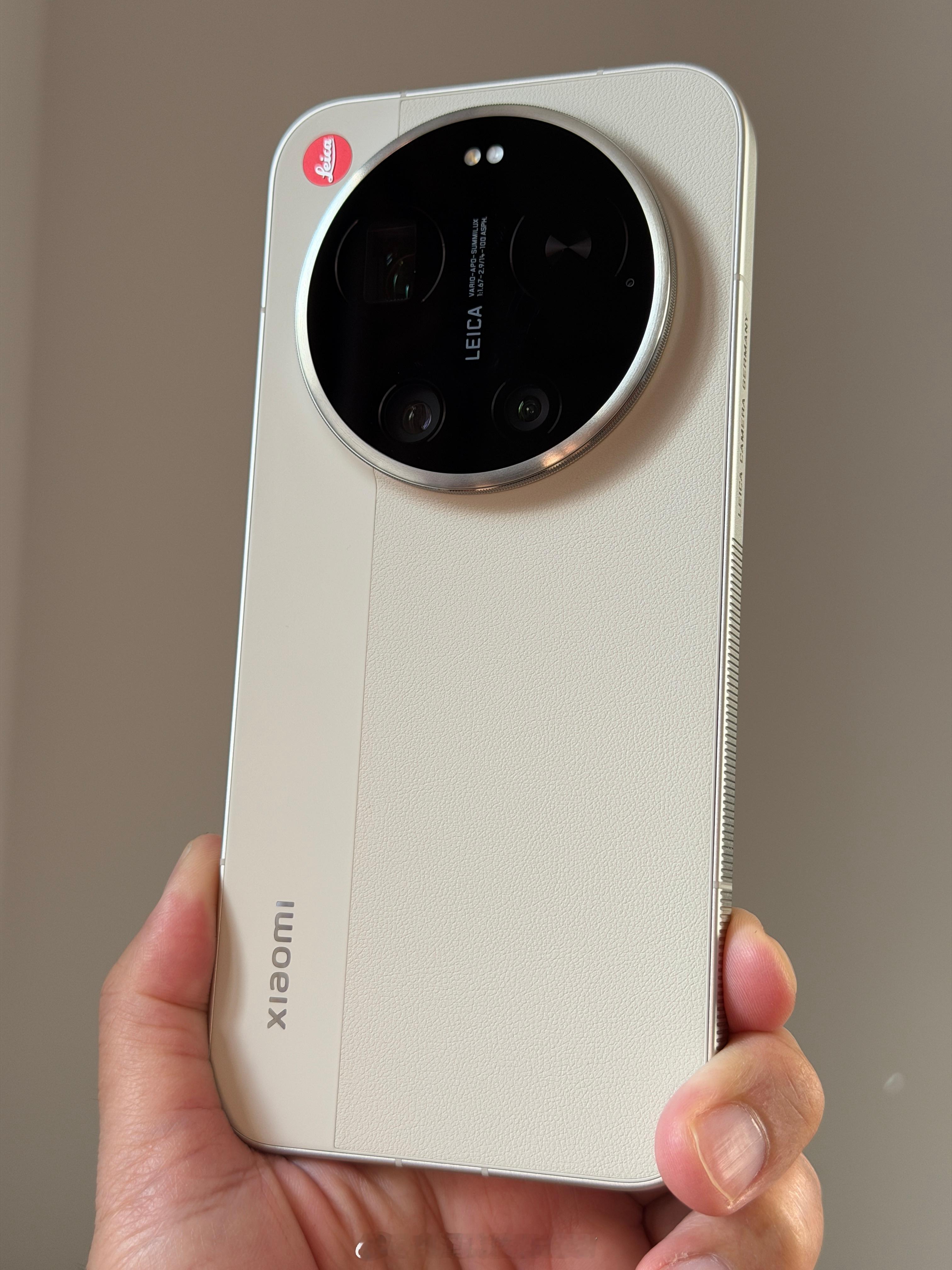 小米17ultra红标徕卡版的配件我决定只使用这块镜头布。充电套装没必要了，估