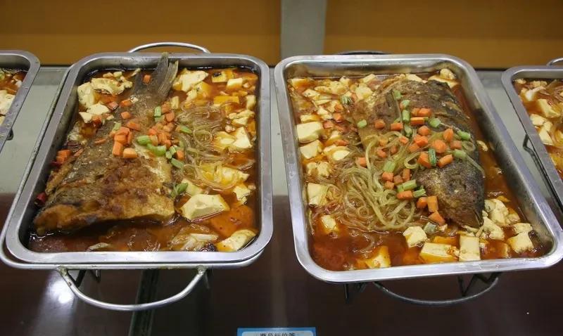 我发现，现在的孩子都喜欢吃外面的饭。自己家做的饭再好吃也不喜欢。我雇主家的几个