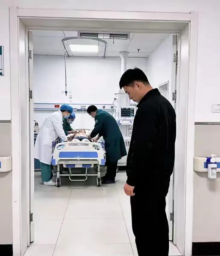 在ICU待了十年，我发现一个挺残忍的规律：签字放弃抢救时，笔落得越快，家属之后哭