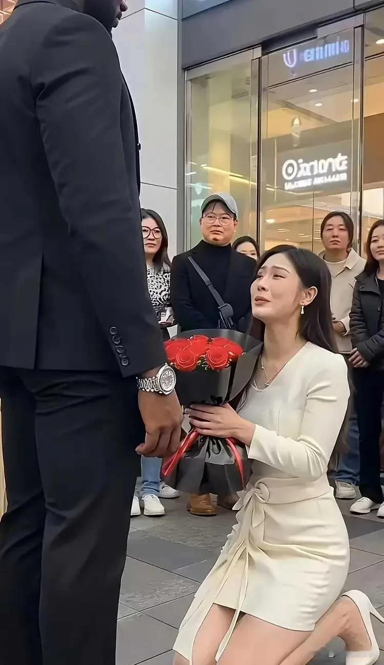 太感人了！美女姐姐深情地跪着向非洲小伙求婚，可奇怪的是，似乎并没有得到亲