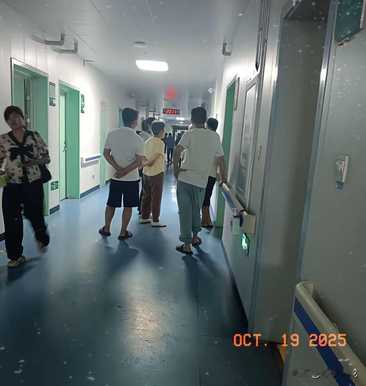 人还活着，却要面对“治还是不治”的抉择，这是最残酷的选择题。我朋友的处境