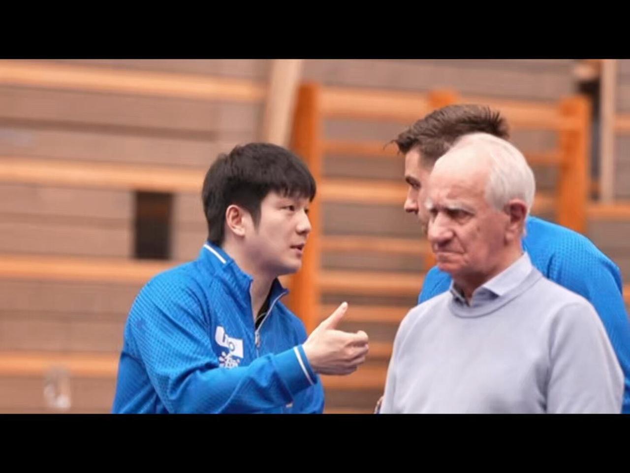 原来东哥让科达给拿他的包包，轻声细语，离得这么近，细节控，板正又帅！好会撒娇的