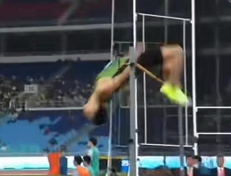 昨晚全运会跳高比赛，出现令人捧腹的一幕！江苏选手腾身而起，潇洒过竿。他起身