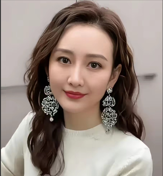 我发现比张碧晨更厉害的女人出现了她就是王鸥，张碧晨尚且说出过男方身份，王鸥直接官宣女儿，只字未提孩子