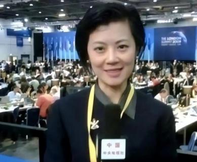 我愿意放弃中国国籍，自愿加入英国！2004年，34岁的姜丰在入籍申请书上签下名字