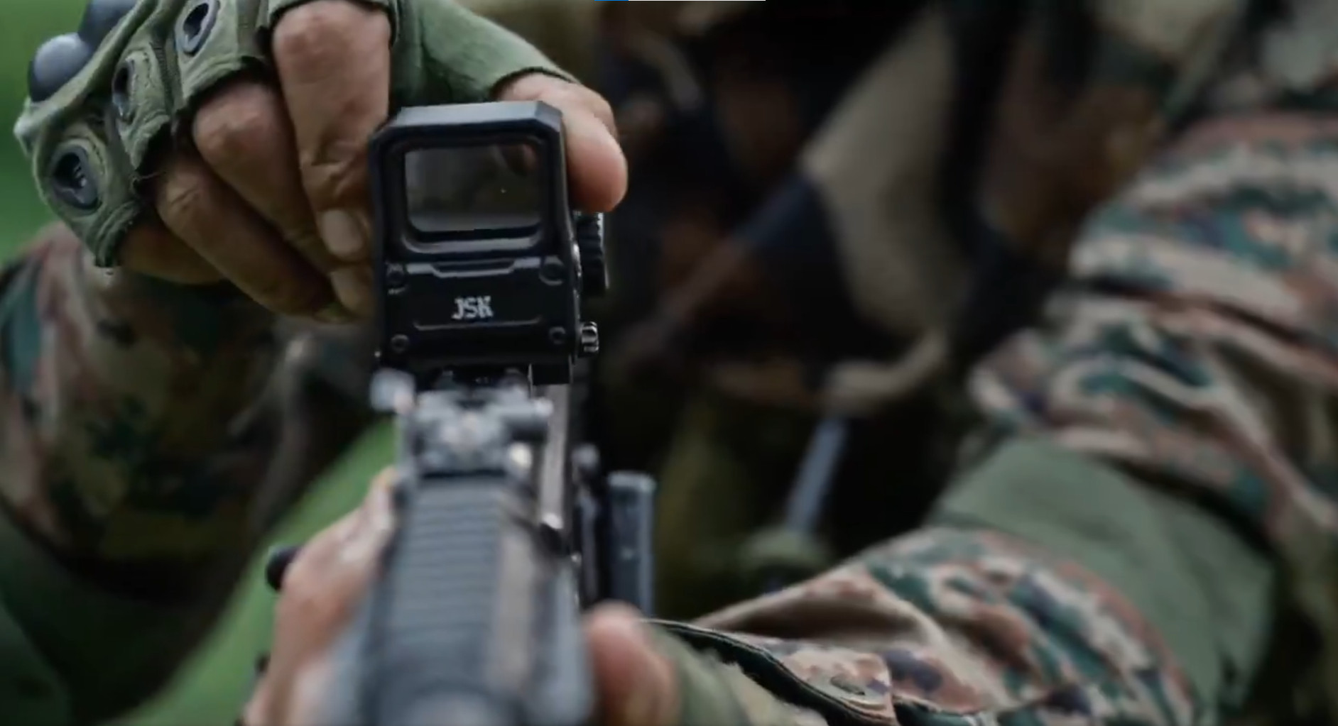 印度陆军为AK203配备了一款JSK全息瞄准具，这款瞄准具实际上是印度从阿里巴巴
