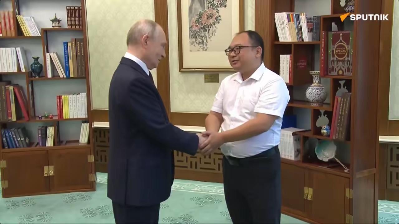 跨越26年的双向奔赴！普京与当年偶遇的中国少年重逢，温暖全网5月20日下午，