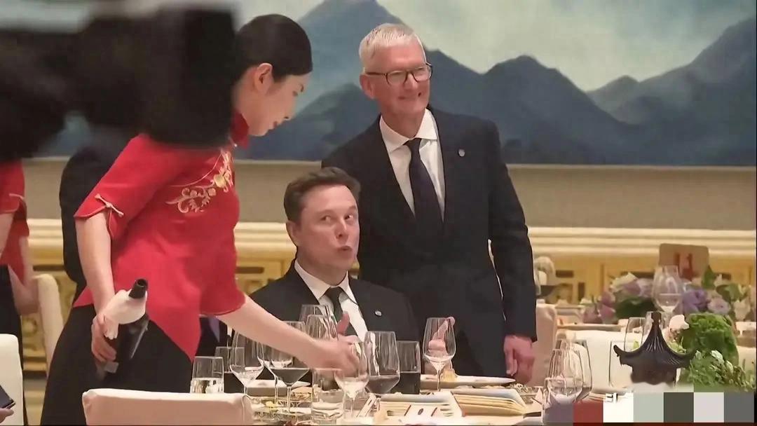 马斯克这眼神绝了！国宴上盯着红衣服务员看呆了？这顿饭，他吃得有点“醉”！这张