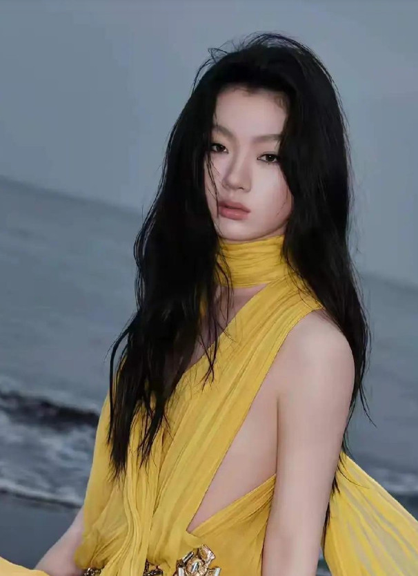 内娱终于出现了一个可怕的歌手，就是单依纯。不是说她长相，是说她唱歌越来越有含金量了就看她的新歌《la
