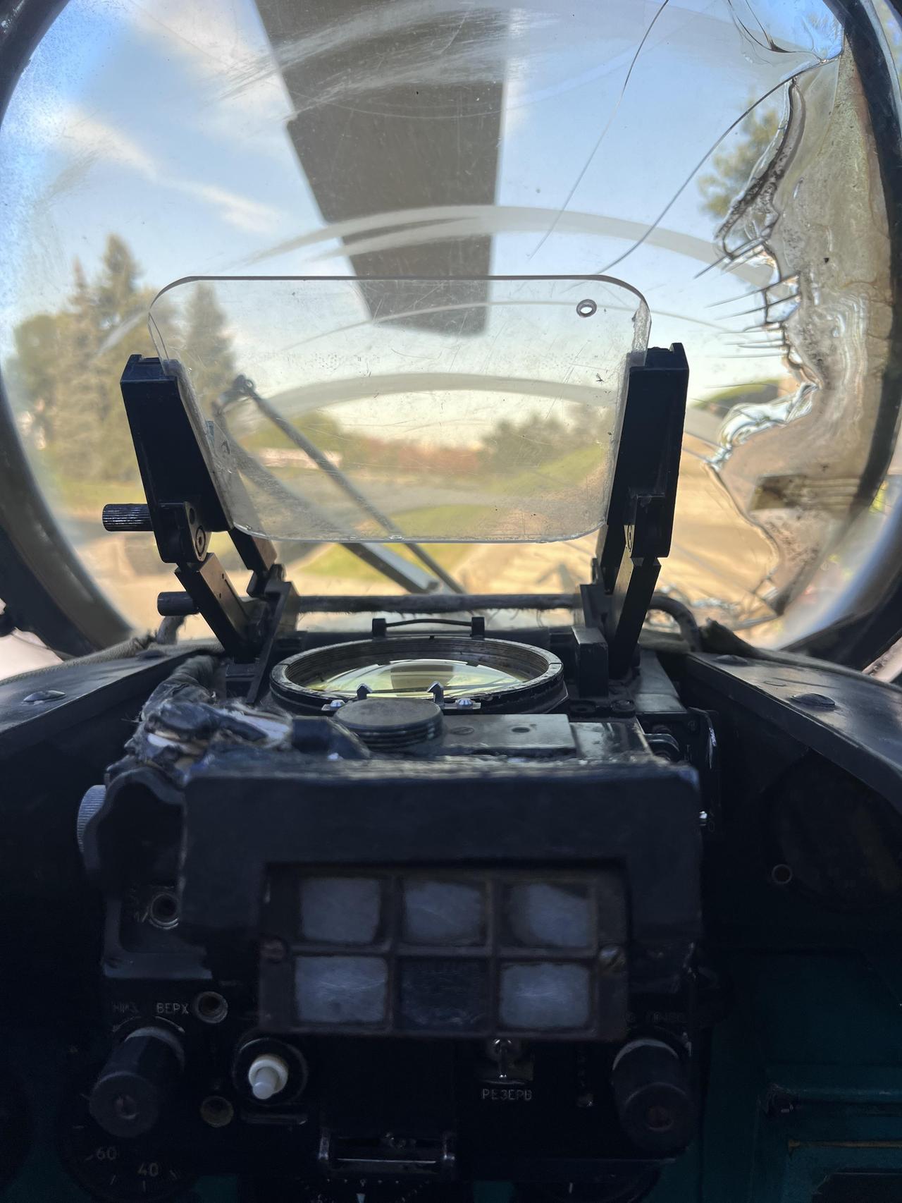 坐进了米-24（Mi-24）武装直升机的座舱。这架米-24已经相当老旧，并且退