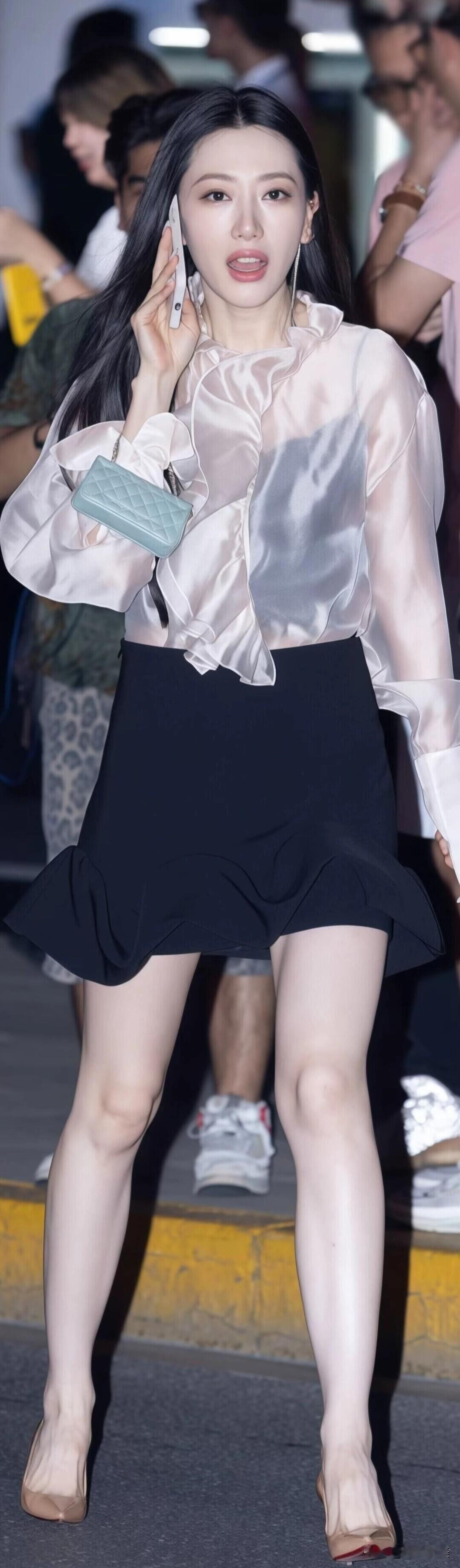 浅粉荷叶边上衣搭配黑色鱼尾裙，裸色红底高跟鞋，轻熟又不失灵动，氛围感直接拉满。