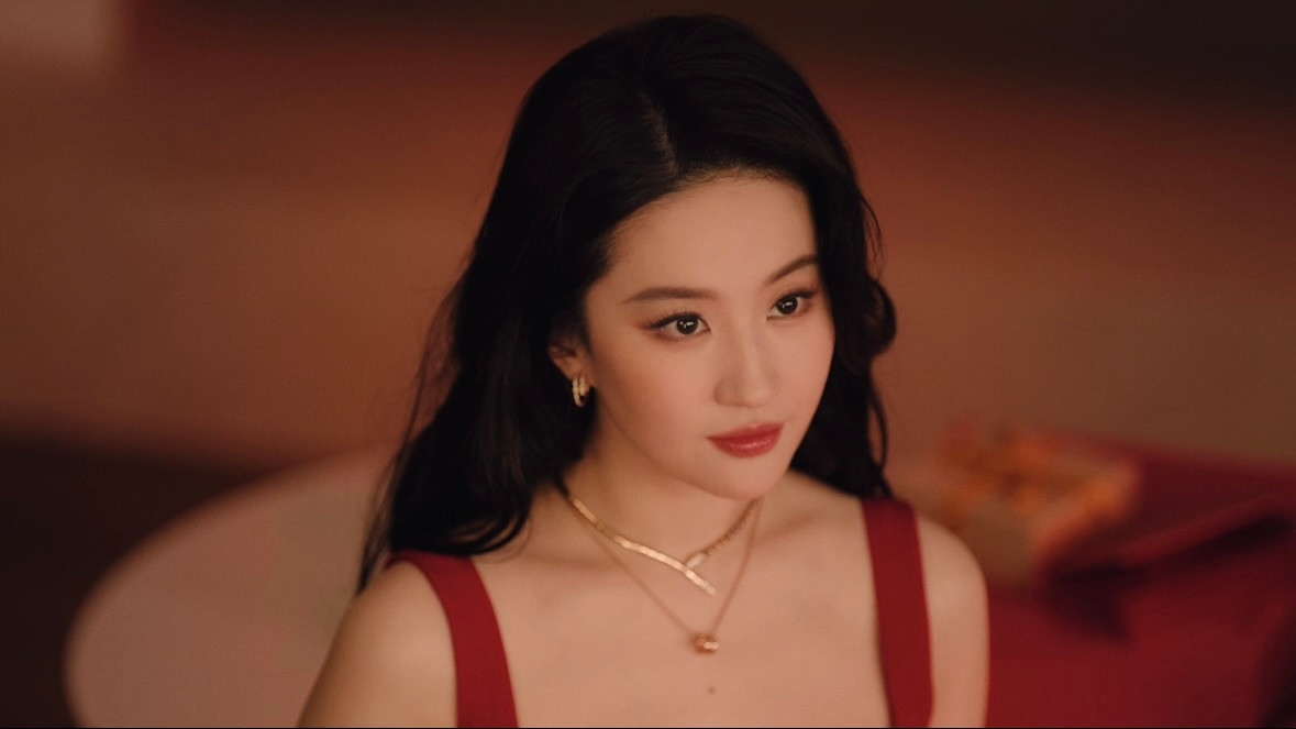 宝格丽刘亦菲烟花映红夜空，一袭红裙衬得刘亦菲愈发优雅从容。颈间与腕间的叠戴饰品