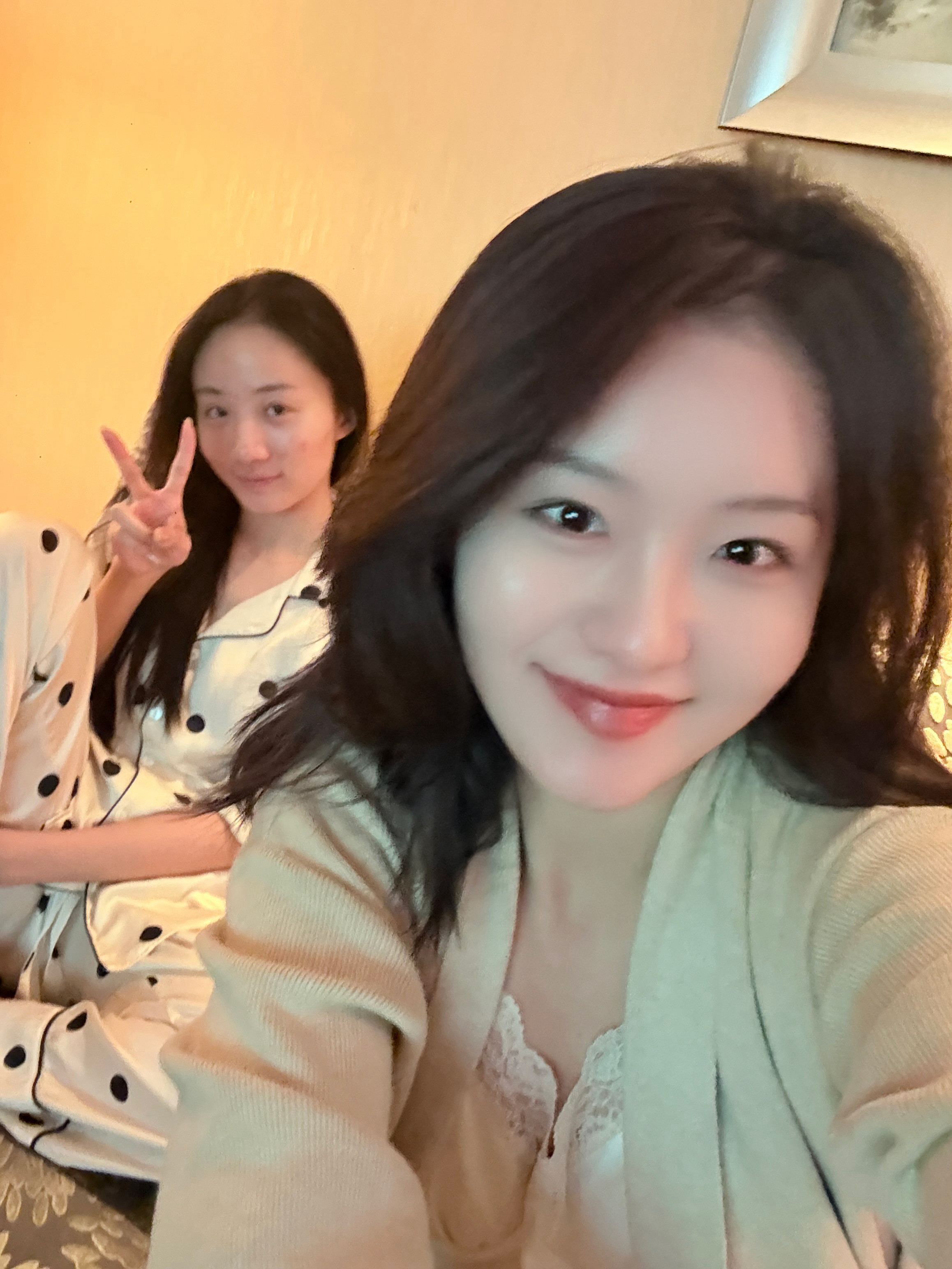 我一点都不喜欢住酒店，还说这两天住梦溪在北京的小家里，梦溪先来找我住酒店了，她说