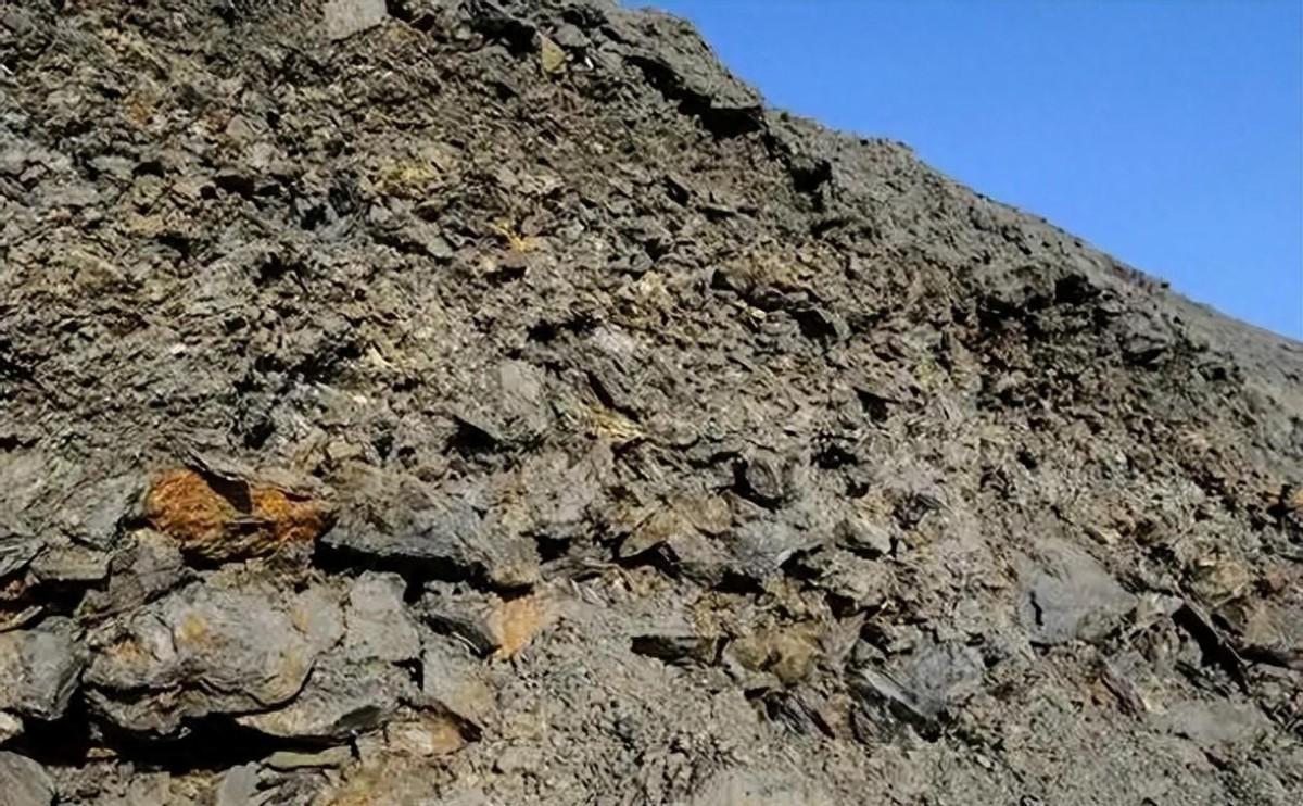 谁能想到，江西赣州山里一种不起眼的“红泥巴”，竟能让美国、日本、欧洲急得团团转？