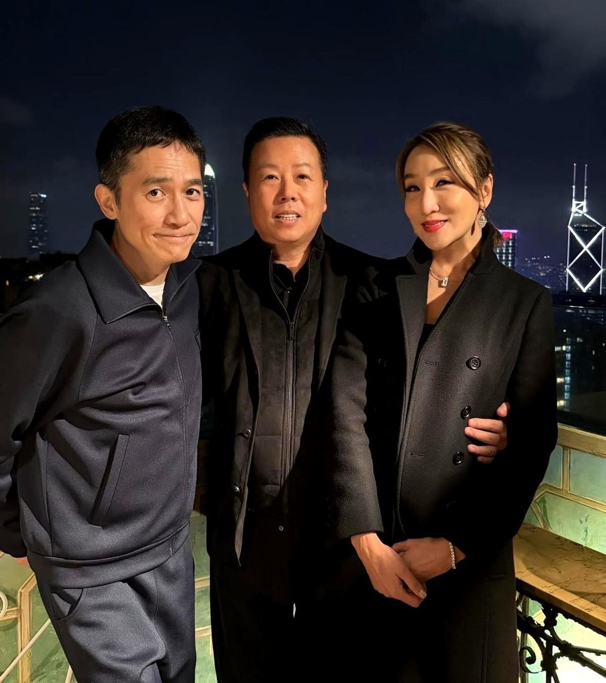 梁朝伟又躲角落了！刘嘉玲却踩着大红皮裤，像一团火。旁边站着她妈，苏州才女王馥