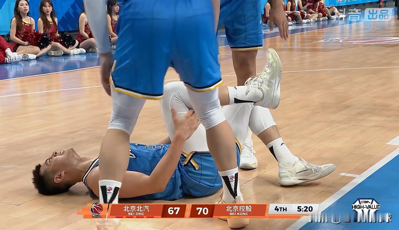 在今天北京北汽主场迎战北京控股的比赛中，发生了特别让人揪心的一幕。当时比赛进行到