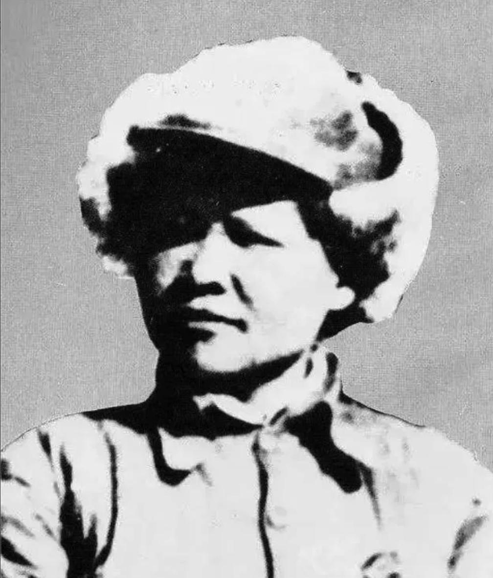 1940年，百名日军围攻一个小土墩，探路者接连毙命。忽见一浑身是血的女子直起身，