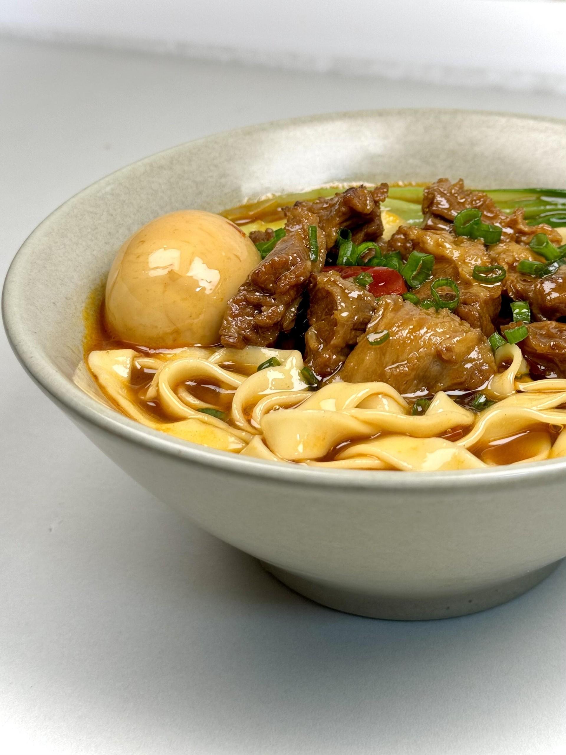 超香的红烧牛肉面。镜头都挡不住的香 这碗红烧牛肉面香迷糊了5~牛腩炖的...