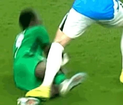 铁钉鞋底狠狠跺在脚踝上，紧接着还发力往下死死碾了一脚。受害者是国安球员孔特，肇