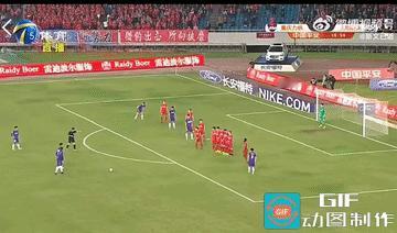 有球迷怀疑2016年王栋在代表重庆力帆对天津泰达的比赛中，面对对手任意球低头躲球