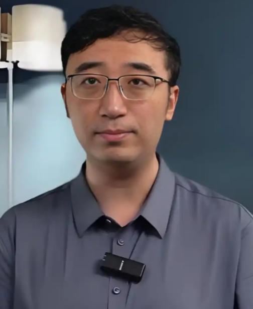 一个清华的研究生，找工作接二连三地碰壁，后来他一气之下，跑去应聘月薪4000元的