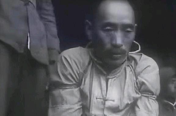 1946年，张振山被叛徒出卖，军统下令就地枪决。张振山听见门外子弹上膛的动静，