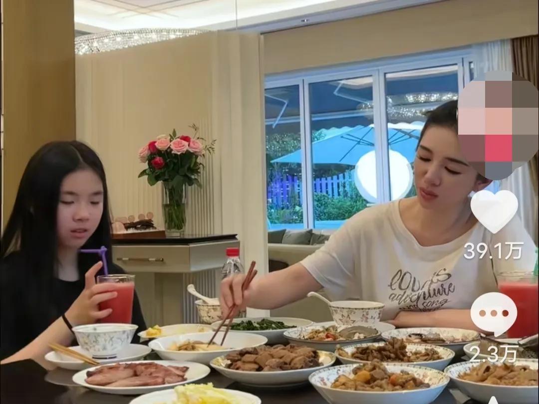 黄奕问女儿：“为什么不喜欢读书？要去韩国当练习生？”女儿说：“英国教育观念很落后