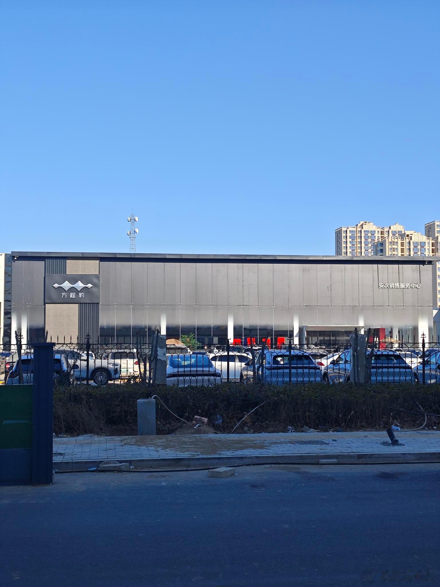 马上要过年了，爸妈一直张罗着要给老弟买辆车，我开着钛3前前后后陪他转遍了汽车城，