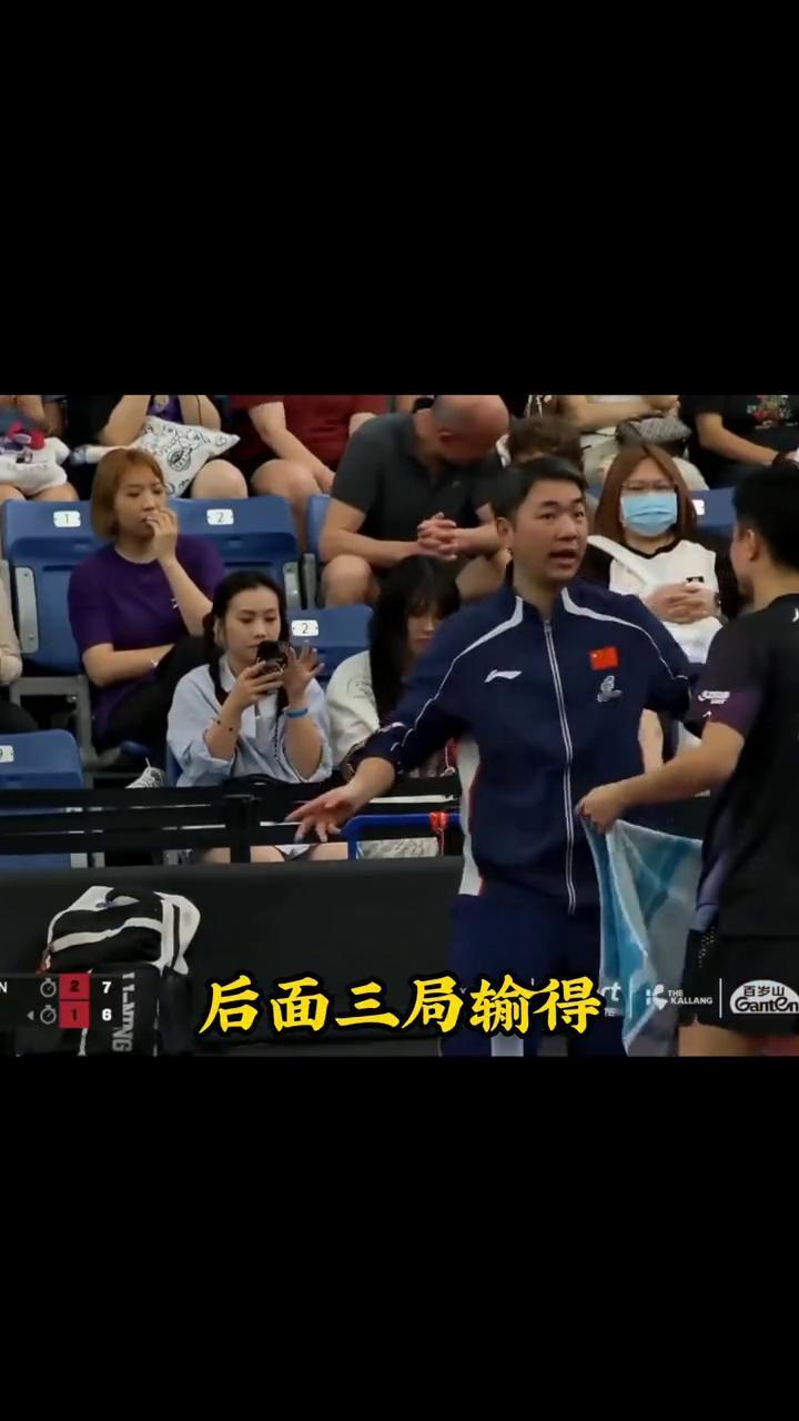 周启豪遭遇两轮游。这次新加坡大满贯1/16决赛，他只在第一局惊险一下，后面三局