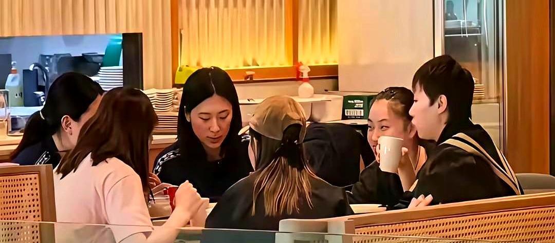 安检刚过，她就把队友都按在了快餐店的椅子上。“这顿我请。”王曼昱掏出手机，语气不