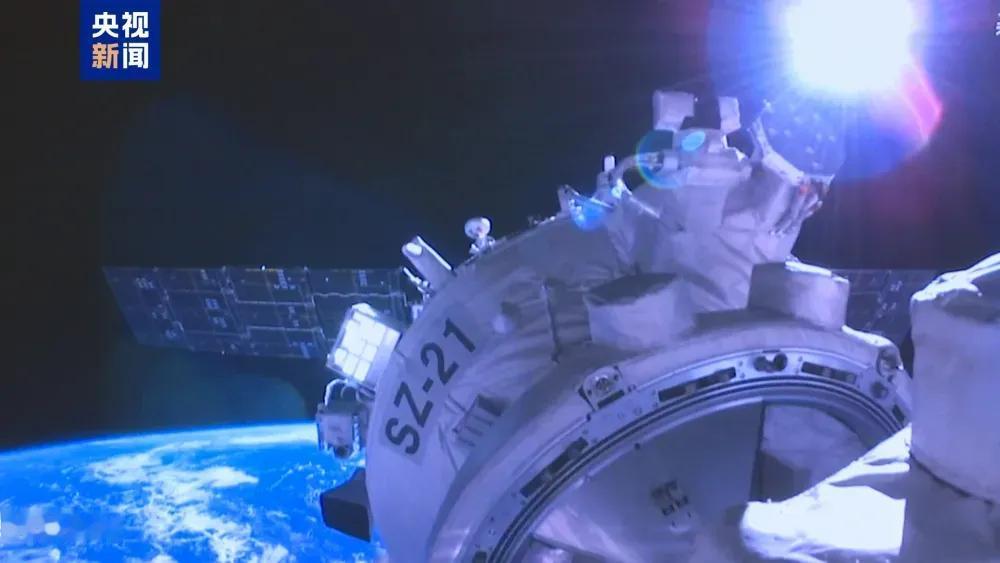 神舟二十号被撞出裂纹，航天员改乘二十一号返航；9天解决问题，外国网友惊掉下巴 