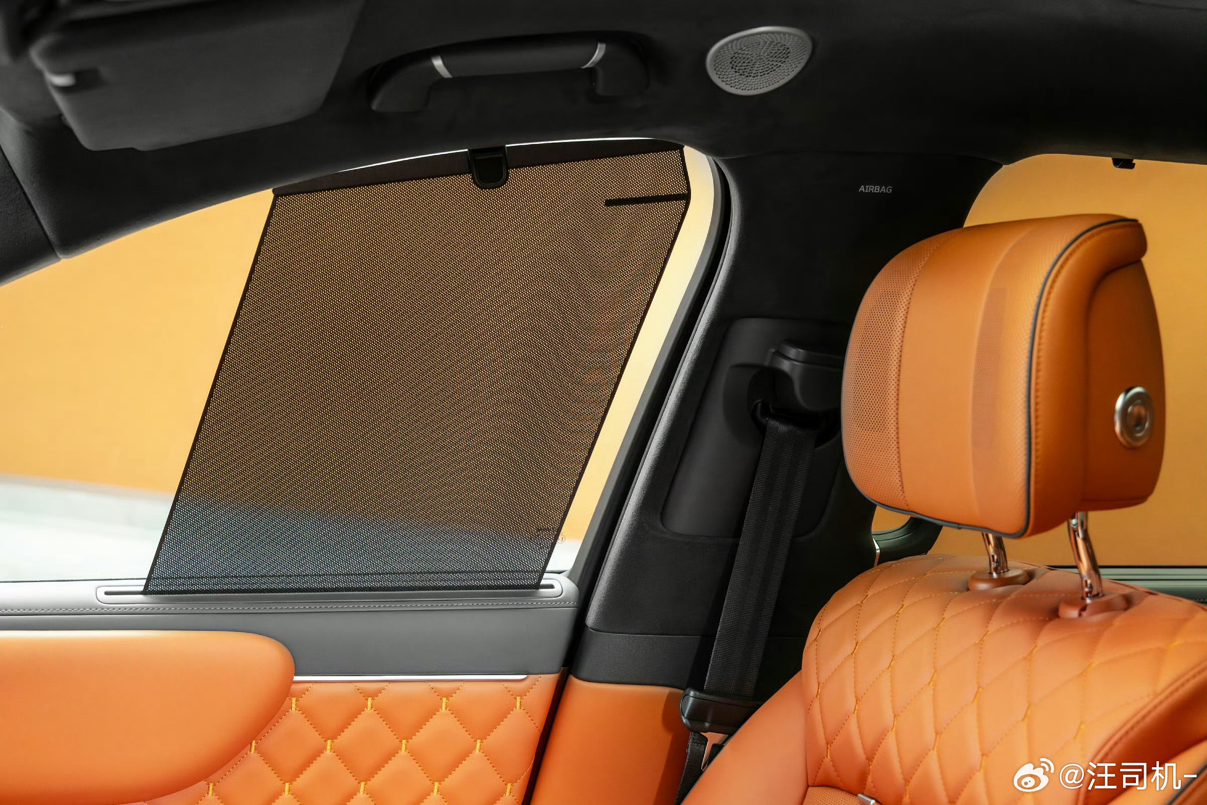 魏牌V9X太强了，原厂带前排滚轴遮阳帘，这就是我的梦中情帘！作为不贴膜党，前排又