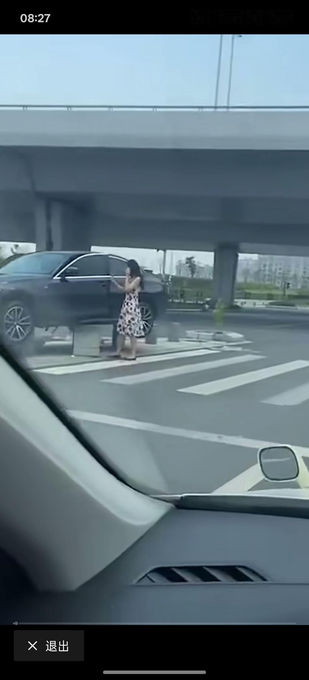 这位小姐姐是怎么把车开上去的，有点不可思议，下车过后很淡定！直接就开成了千斤顶！