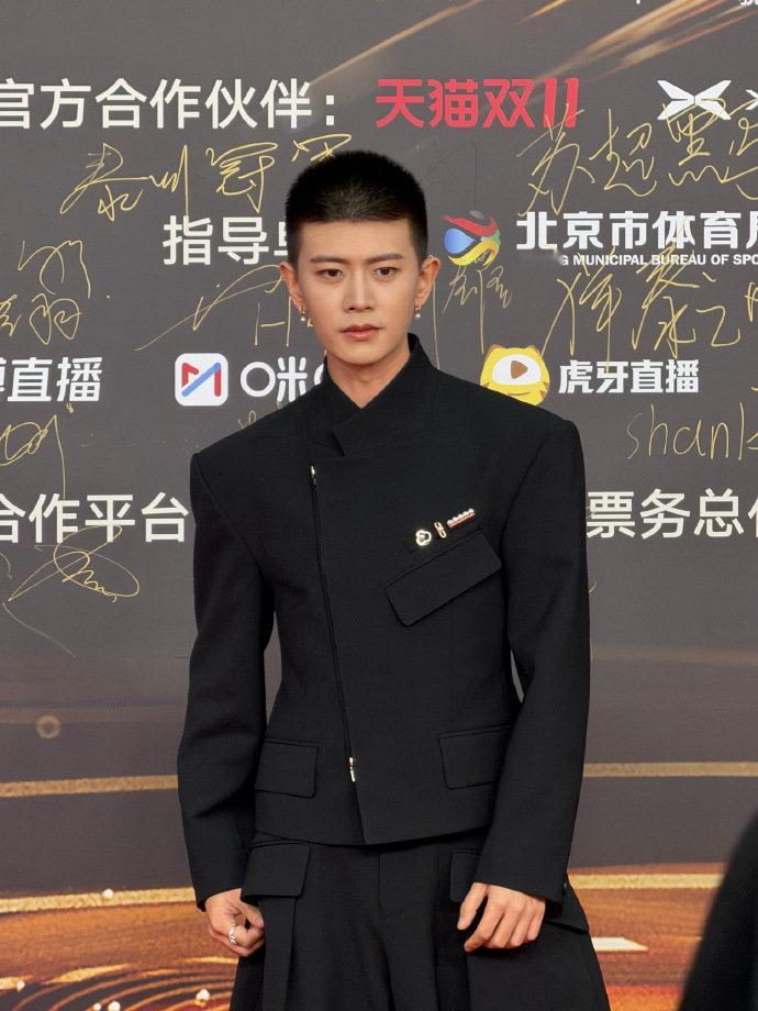 这个任嘉伦劲劲儿的好帅，戴珍珠耳环的任嘉伦，谁来懂一下这个嘉伦哥硬汉风的珍珠耳环