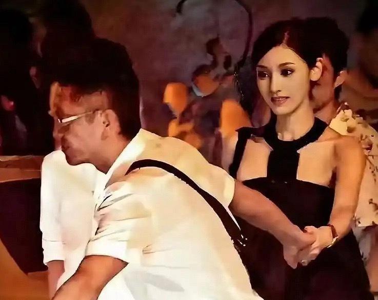 37岁李嘉欣的生图，没有美颜滤镜，皮肤白到发光，五官精致得像洋娃娃，连头发丝都在