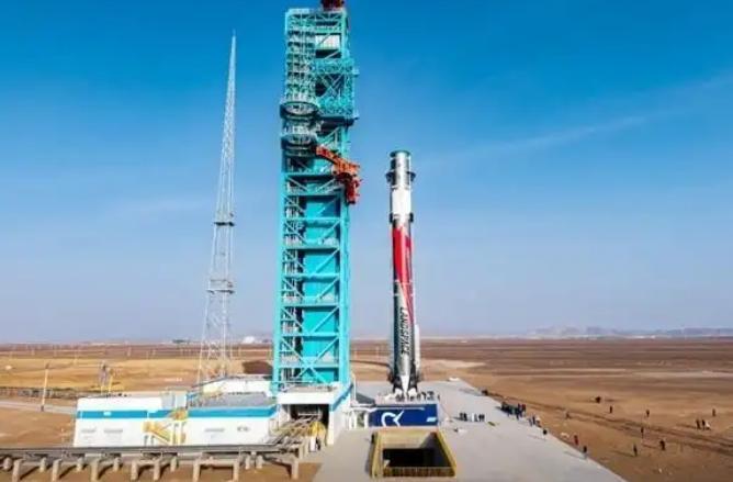 一个身价千亿的世界首富，半夜不睡觉，跑去夸奖自己最大的竞争对手，这事儿你敢信？就