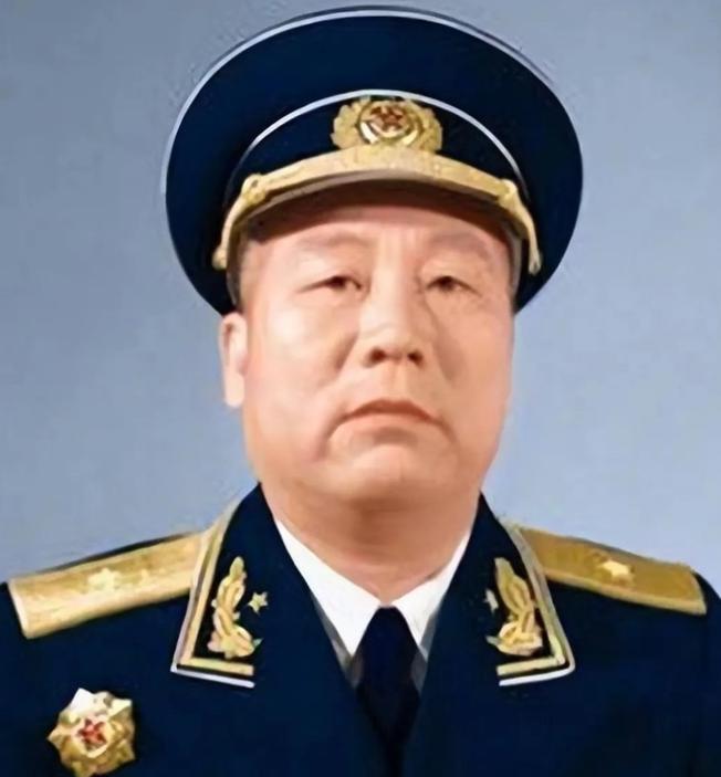 1945年，中苏军方宴会上，苏军和曾克林开玩笑，“你喝一杯酒，我就给一座军火库。