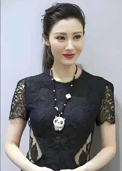 李嘉欣真漂亮这容貌好精致身材高挑皮肤白皙这后背感觉好顺滑[爱心]一般男