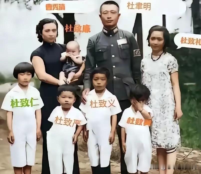 这张摄于1939年广西的全家福，定格了杜聿明一家短暂而安稳的时光。身着军装的杜